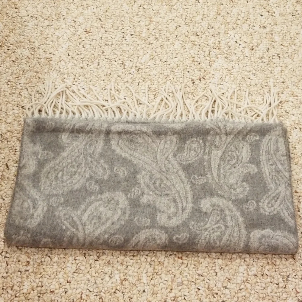 V. FRAAS Cashmink oversized Grey Printed Scarf